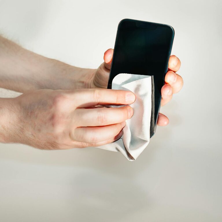 Come pulire in modo sicuro il tuo telefono e la tastiera